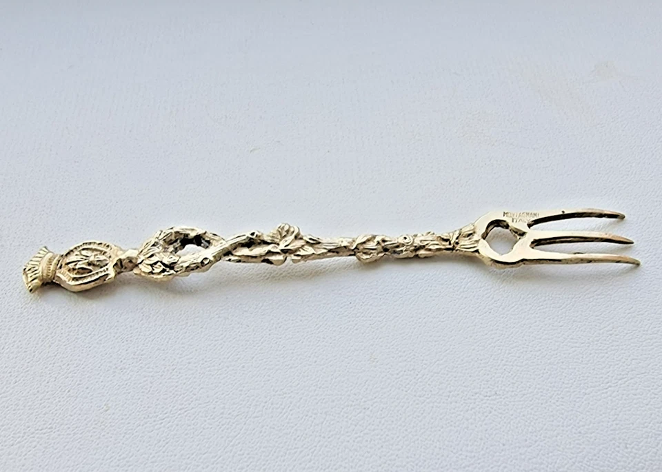 Antiguo tenedor de servir de latón Montagnani Italia Orante 4 7/8" renacentista Foto 2 de 4