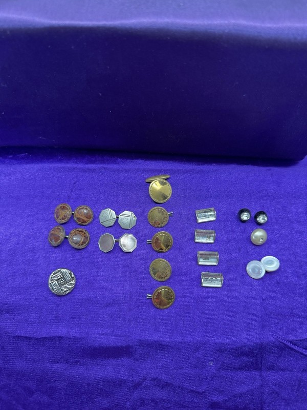 LOT OF 24 MISMATCHED ANTIQUE VICTORIAN GOLD GILDED BRASS BUTTONS SWANK BUTTONS