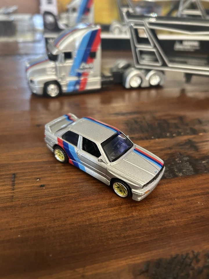 Transporter Suelto Mack Anthem y BMW M3 1988 Escala 1:64 Diecast Modelo Maisto Foto 3 de 4