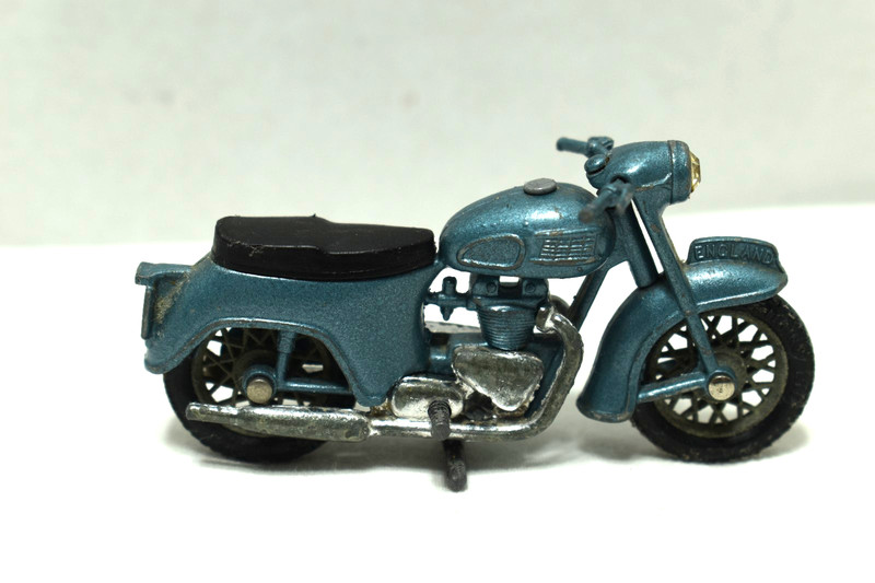 Britian's 1:32 LTO Thunderbird 650cc Blue Motorcycle Diecast #9690EX