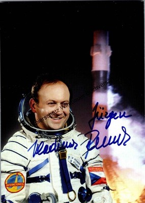 Original Autogramm Vladimir Remek Astronaut und Botschafter  /// Autograp 334712
