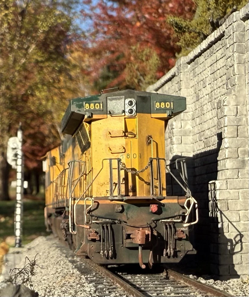 HO Scale Athearn Genesis CNW #8801 Dash 9 DCC/SOUND/NIB/Weathered - Image 4 of 4