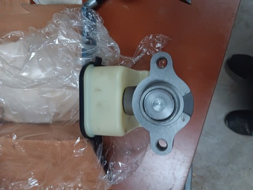 NOS 1990-1994 CHEVY/GMC TRUCK Master BRAKE Cylinder 18030664 TO 19176314 - Picture 2 of 4