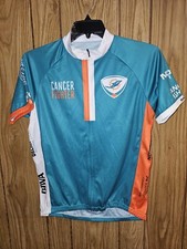 Camiseta deportiva de bicicleta con gráfico de doble cara grande de los Miami Dolphins luchando contra el cáncer para hombre