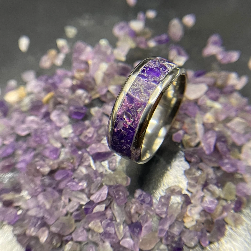 Anillo con incrustación de amatista artesanal con manchas de plata - Banda de acero quirúrgico de 8 mm Foto 2 de 3