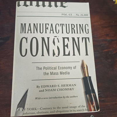 Noam Chomsky Edward S. Herman Manufacturing Consent Paperback 2002