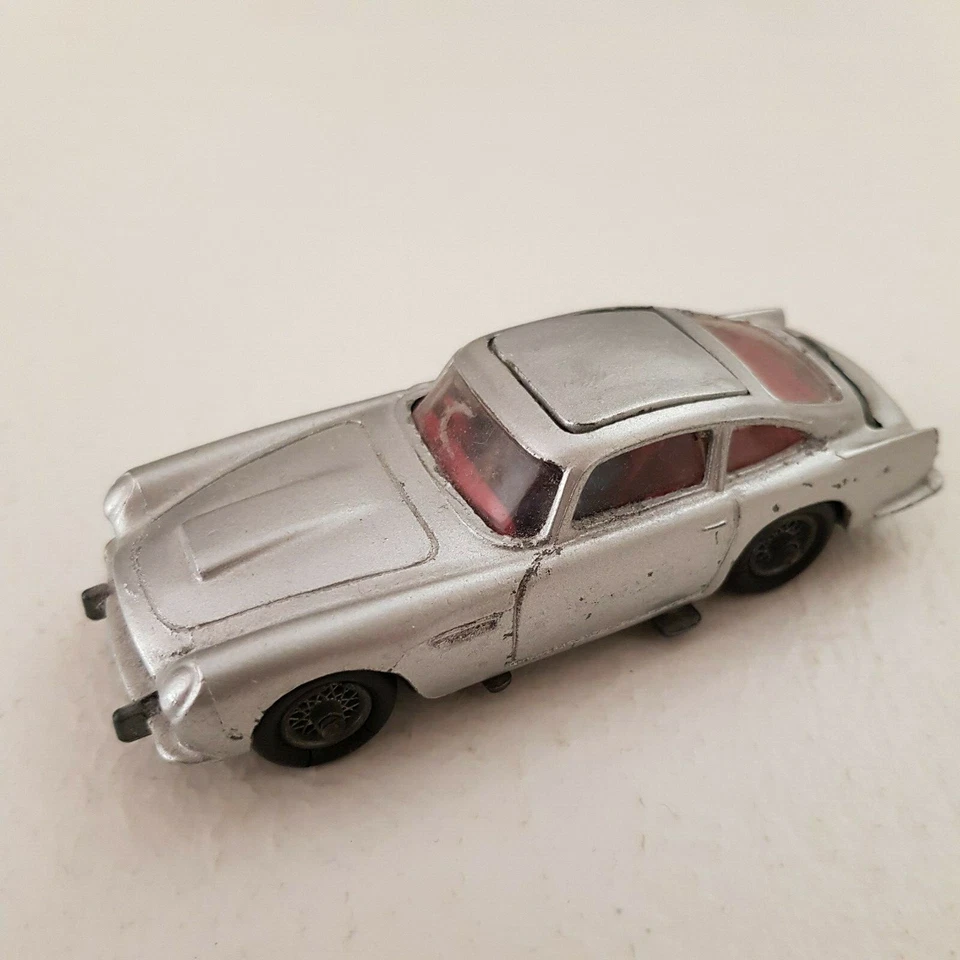 Aston Martin 007 James Bond - Corgi Toys 1° serie, no box, repainted silver - Immagine 2 di 4