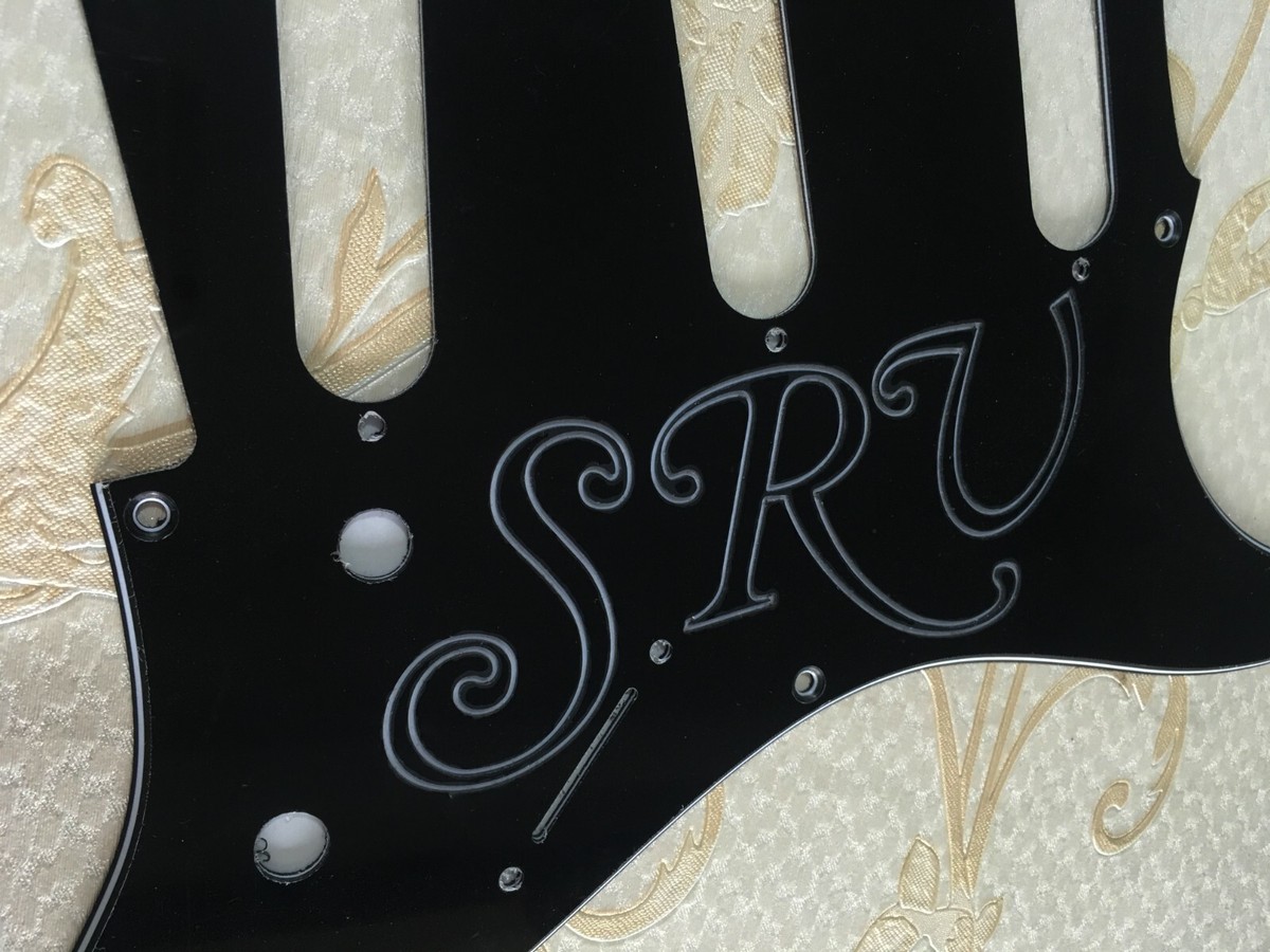 Pickguard Per Chitarra Elettrica Fender Strat 57' - 8 Viti - Nero 3 Strati Con Logo SRV