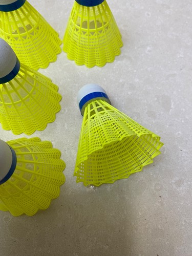8 Badminton Birdies - Volani Bedminton in Nylon o Plastica Confezione da 8, Giallo - Foto 2 di 5