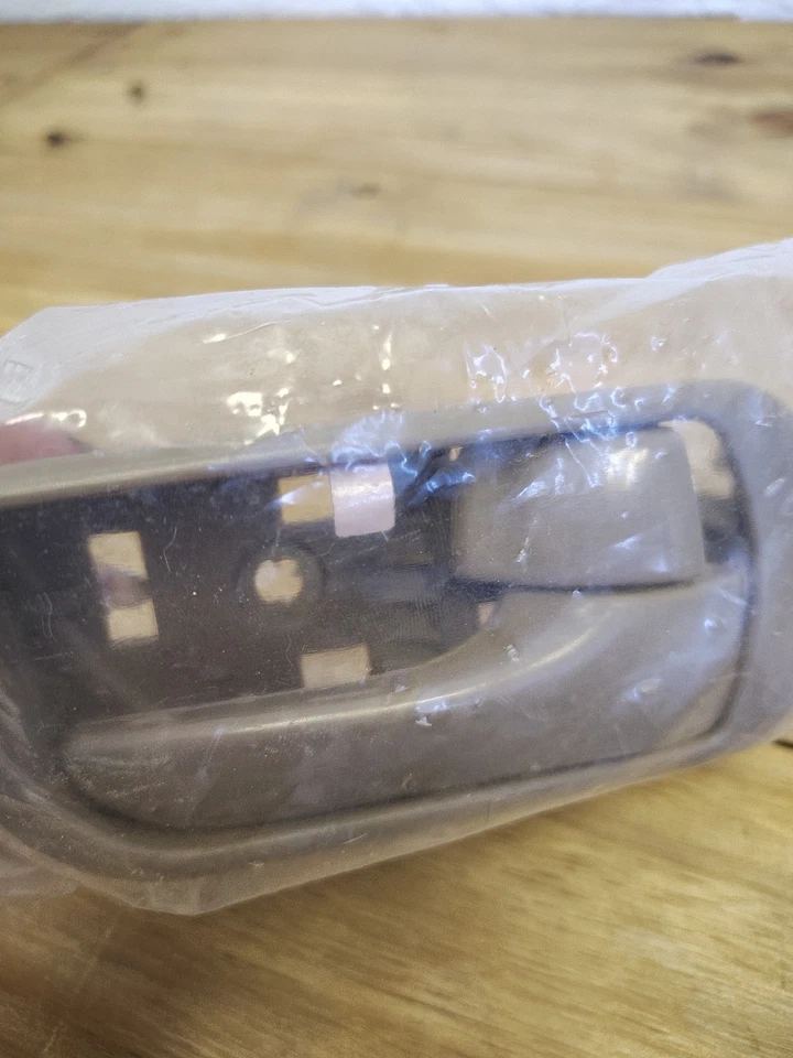 Manija interior de la puerta del lado del pasajero Toyota Camry 2003 Foto 2 de 4