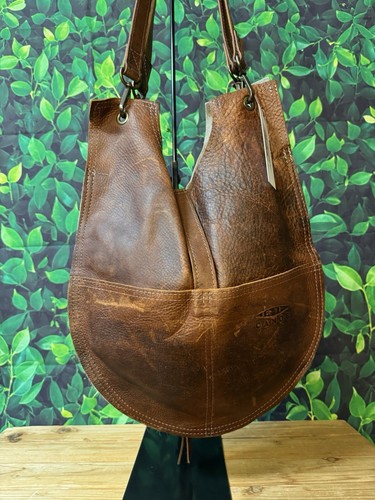 Borsa a tracolla canoa fatta a mano negli USA in pelle di mucca stile secchiello con etichette - Foto 6 di 15