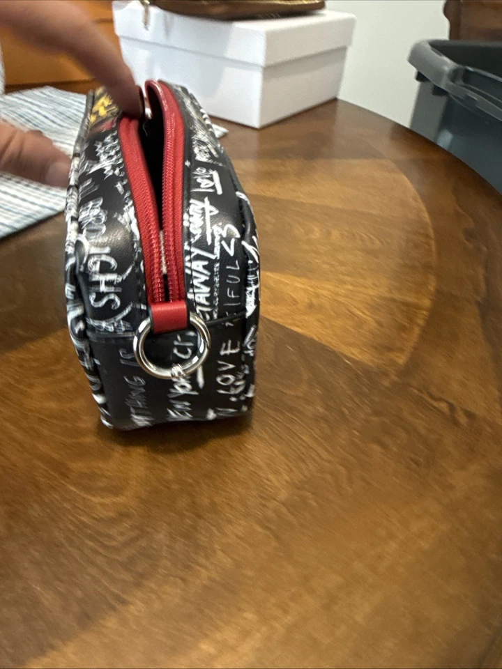 NUEVO CON ETIQUETAS - DKNY Graffiti Cremallera Superior Bolsa de Cosméticos, 9 x 4.5 x 3.5 Foto 4 de 4