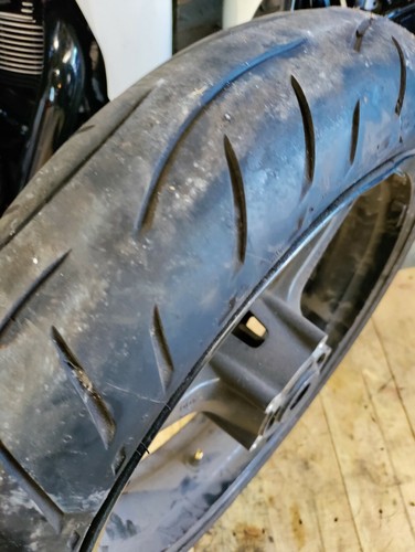 2006 2007 SUZUKI GSXR 600 750 05-08 1000 OEM FRONT WHEEL W NEAR NEW TIRE DAMAGED - Foto 12 di 12