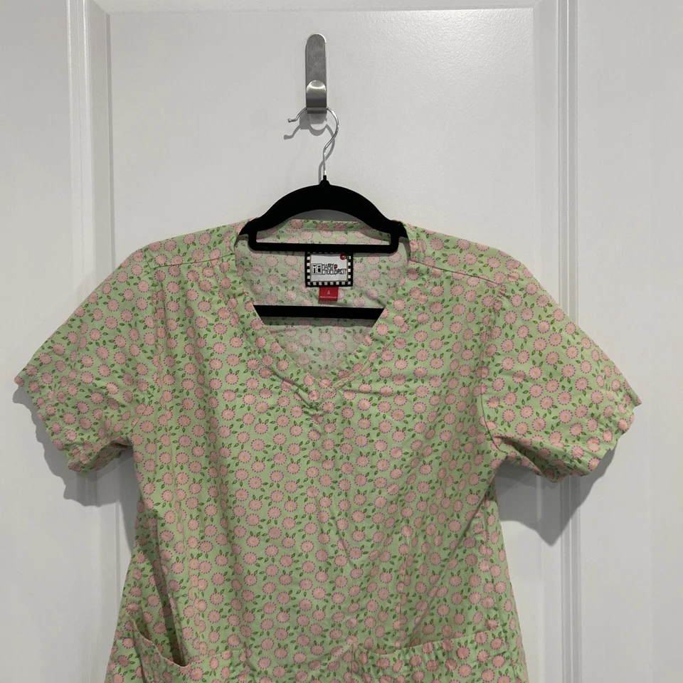 Blusa Médica Para Mujer Mary Engelbreit Uniforme S Verde Lima y Rosa Flores Foto 2 de 4