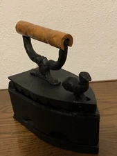 Antique Iron Coal Iron Made of Cast Iron with Wooden Handle & Hahn-Verschluss