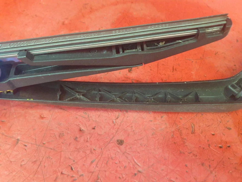 BRAZO LIMPIAPARABRISAS TRASERO TOYOTA YARIS XP130 2012 3 PUERTAS Foto 3 de 4