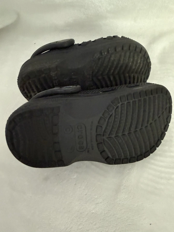 Crocs negros para niños pequeños talla 7c Foto 3 de 4