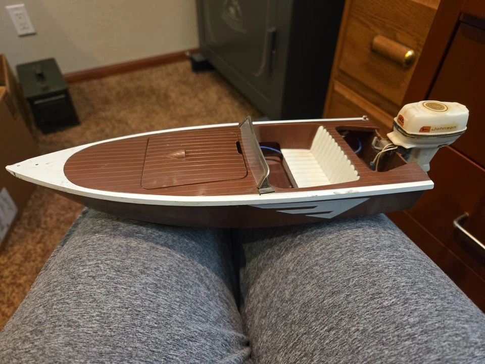 Barco de revestimiento de flota con motor Johnson juguete de colección Foto 3 de 4