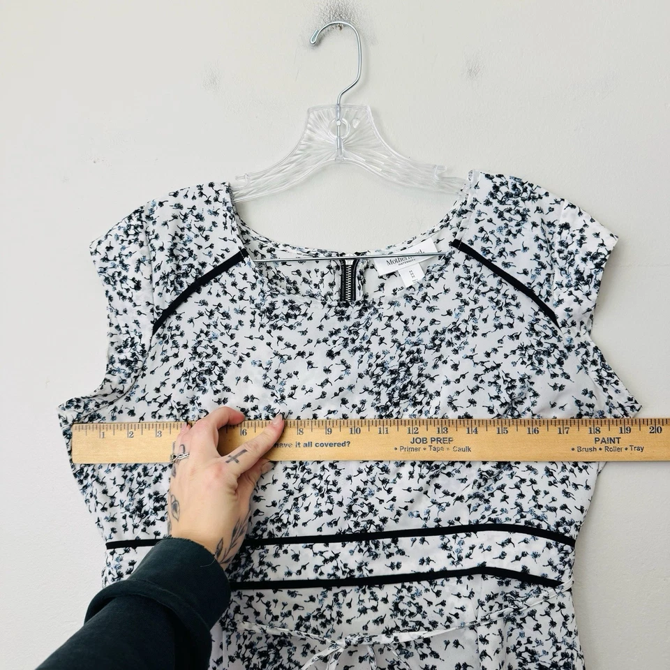 Motherhood Maternity Black And White Floral Short Sleeve Blouse Women’s Size M - Image 4 of 4
