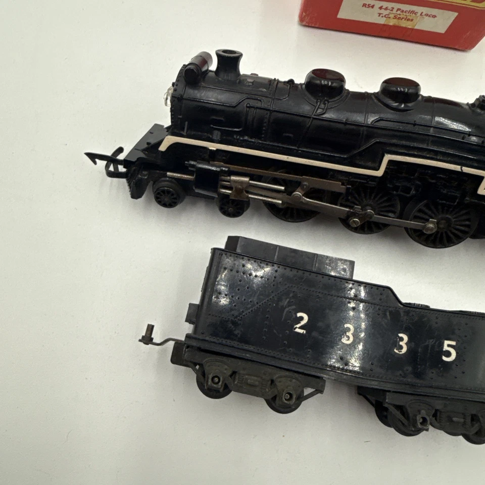 TRI-ANG RAILWAYS R-54 TC SERIES 4-6-2 PACIFIC LOCOMOTIVE #2335 & TENDER R-32 - Image 2 of 4