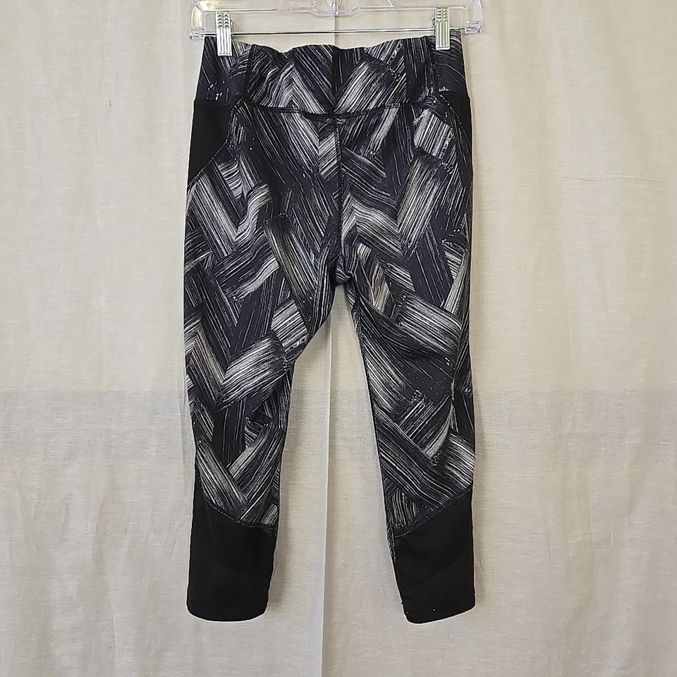 Danskin Now女式S黑色灰色图案卡普里打底裤修身运动服 — 第 2/4 张图片