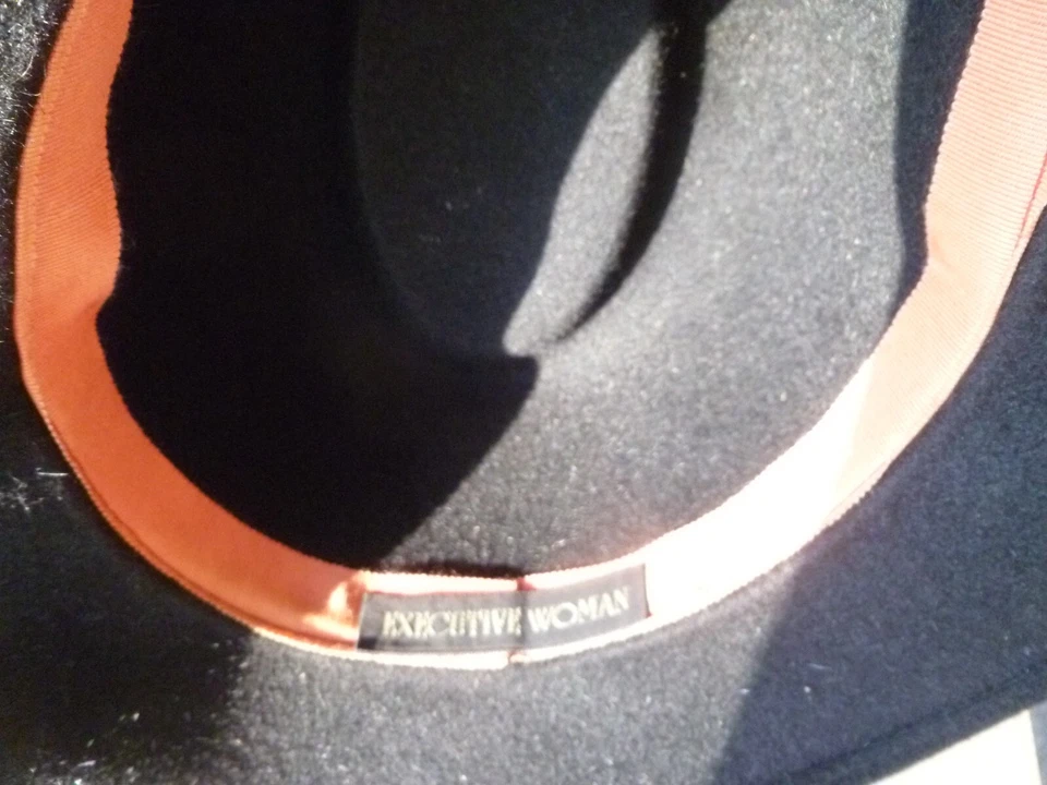 SOMBRERO CLOCHE de lana años 20--tiene caja original en excelente estado, verdaderamente vintage Foto 3 de 4