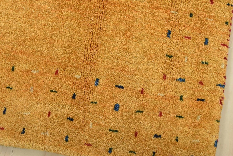 Alfombra Gabbeh 2’3” x 4’8” Alfombra contemporánea anudada a mano de lana dorada Foto 4 de 4