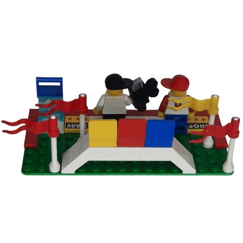 Vtg. 2000 LEGO City 3408 Super Sports Coverage Football Soccer X-Ray TV Figures - Picture 4 of 4