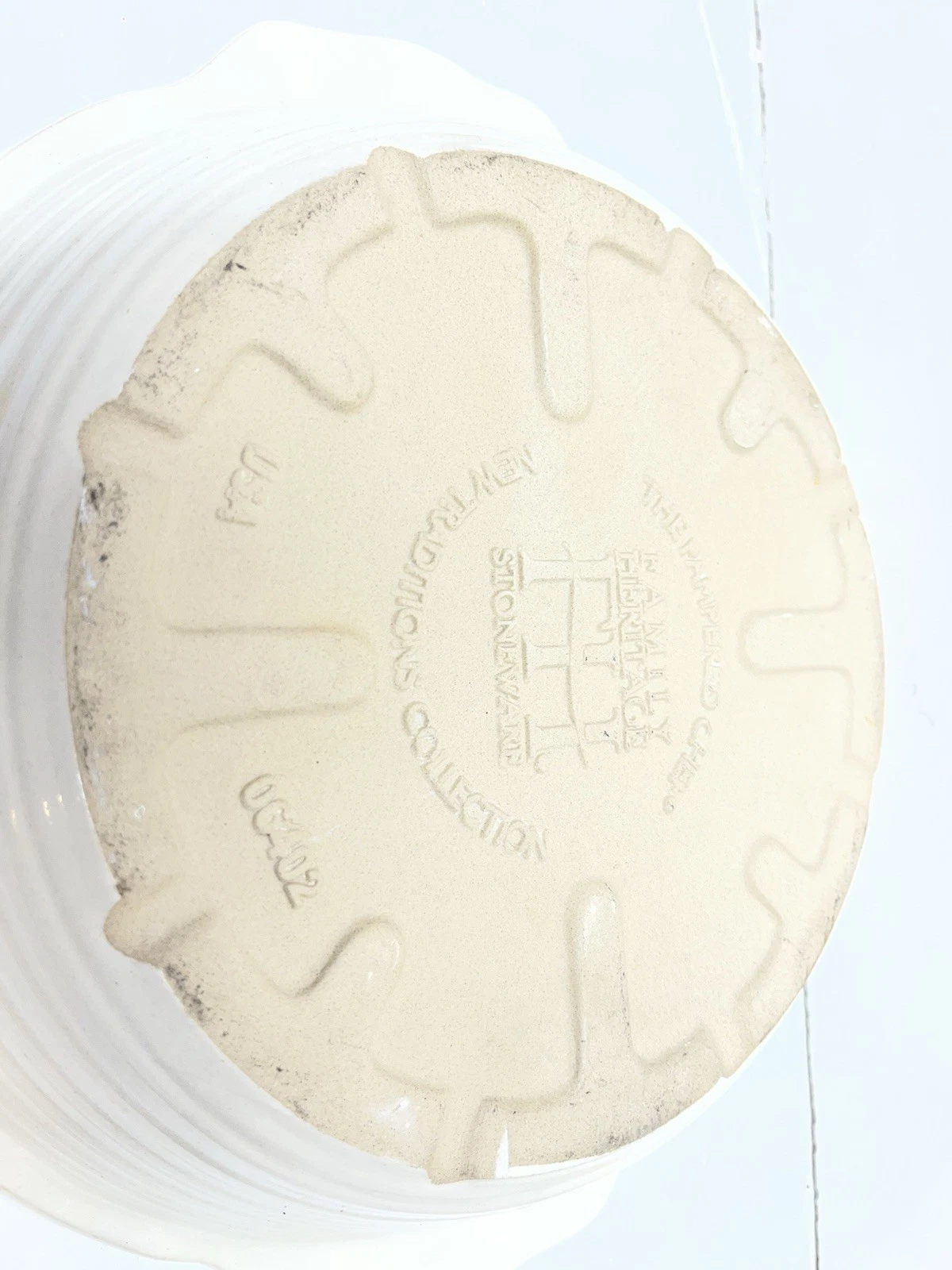 Pampered Chef Family Heritage Stoneware 9" Scalloped Deep Dish Pie Plate Vanilla