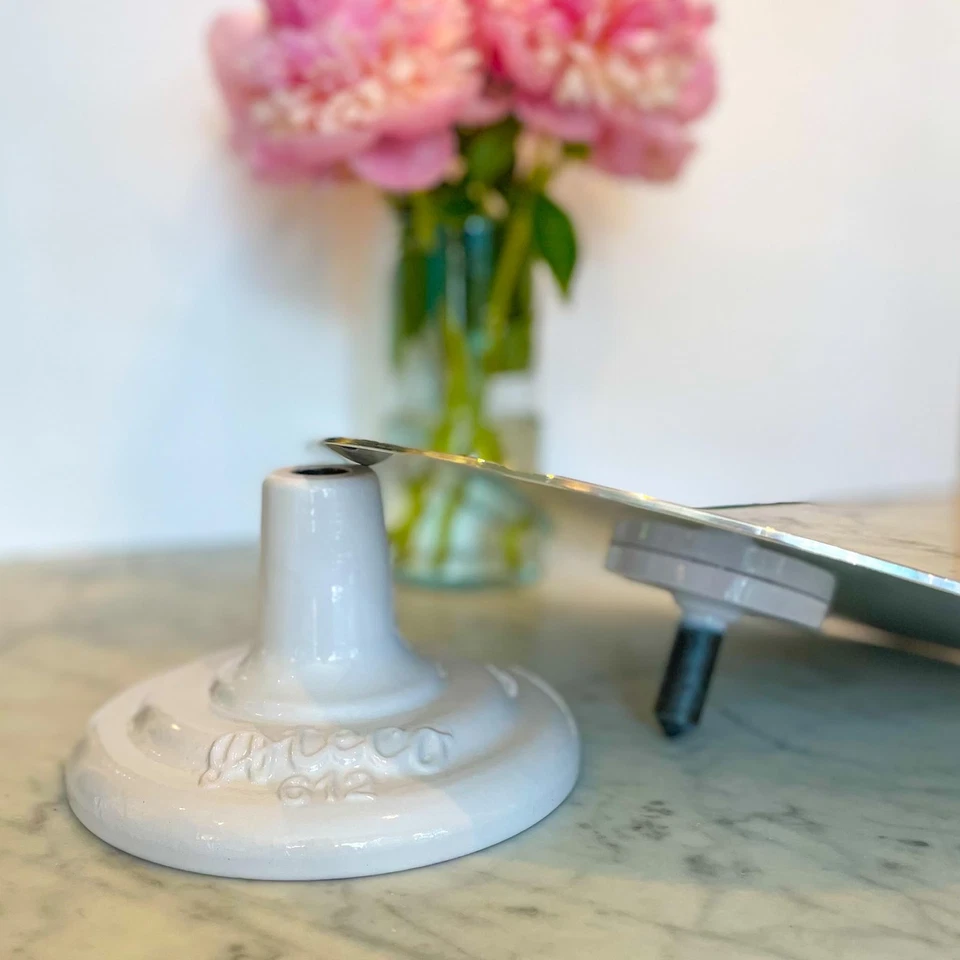 Soporte para pasteles de hierro fundido y almohadilla antideslizante, 12 pulgadas, blanco Foto 4 de 4