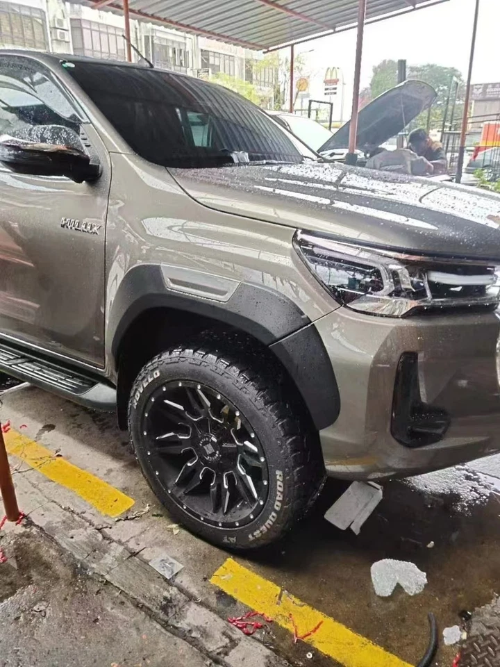 Kit de molduras de guardabarros de rueda de 6 piezas para Toyota Hilux Revo 2022-2026 Foto 3 de 3