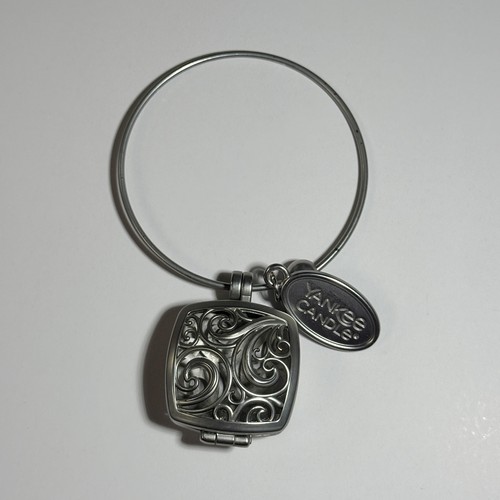 Yankee Candle Charming Scents Car Fragrence Holder and Charm Car Accessory