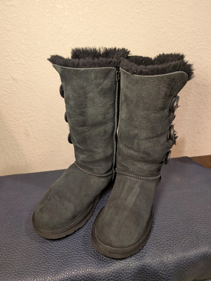 Mujer Talla 5 UGG BAILEY BOTÓN TRIPLET Gamuza y Piel de Oveja Botas 1873 Negro Foto 2 de 4