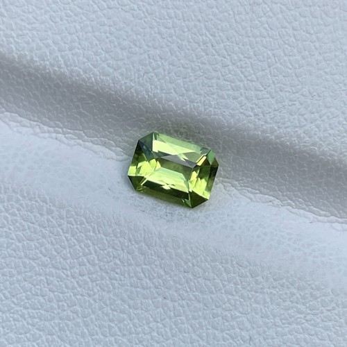 0.83 Cts Emerald Cut Natural Peridot Gem – Ideal for Ring, Pendant or Fine Jewel - Picture 2 of 5