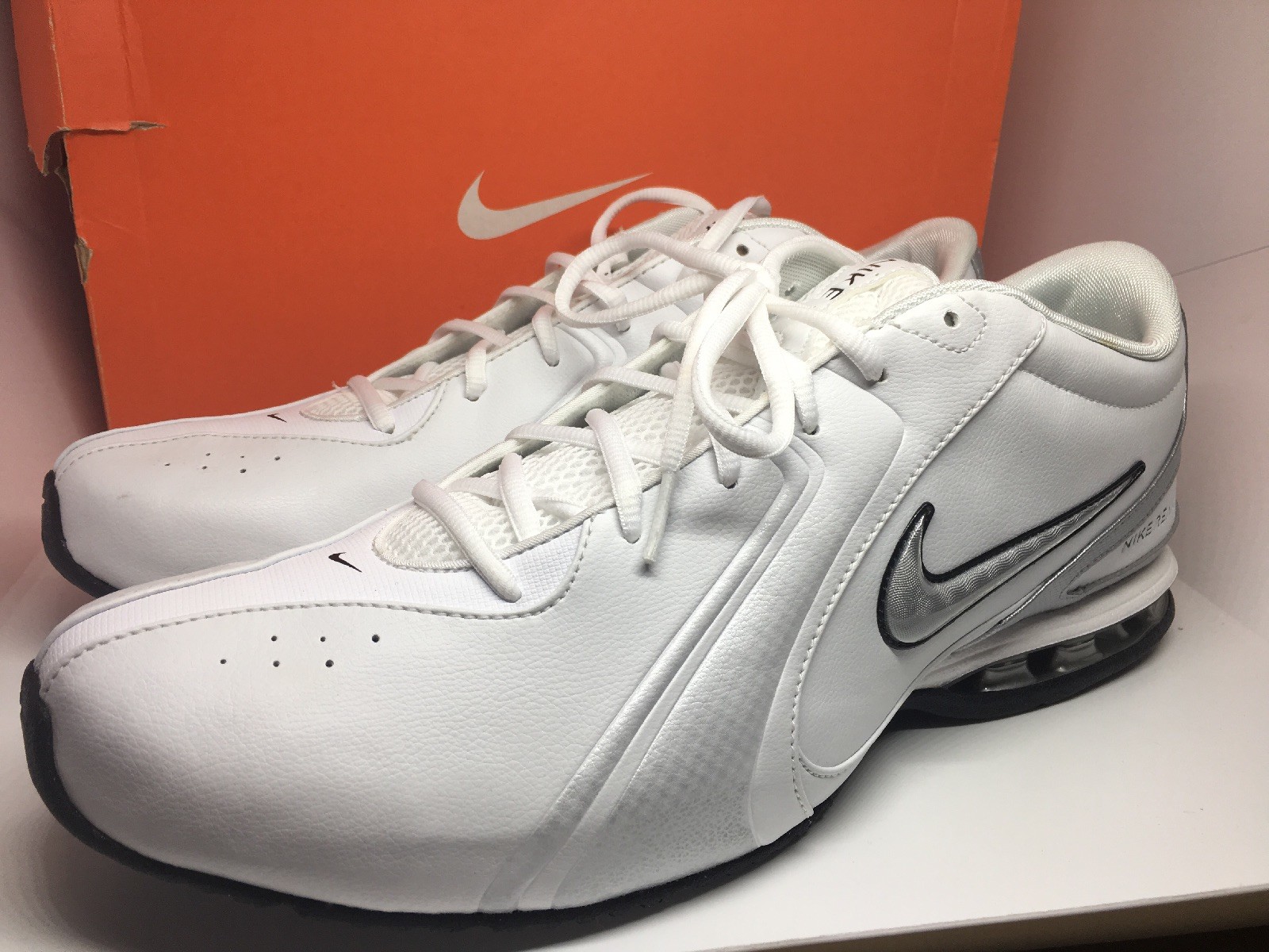 Il numero 15 della nike reax tr iii sl scarpe da uomo bianco / silver 333765 101 di nuovo in scatola Il numero tr 15 della nike reax tr numero iii sl scarpe da uomo bianco / silver 333765 101 di nuovo in scatola f4d6c9