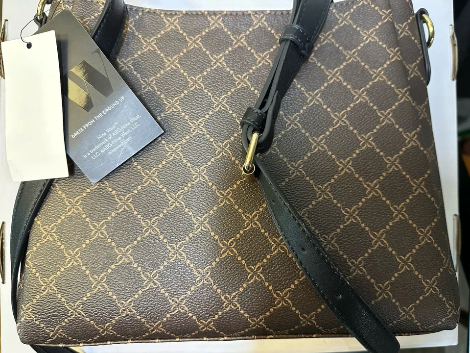 Bolso Bandolera Nine West “Cheryl” Marrón Monograma - Nuevo Con Etiquetas Foto 2 de 3