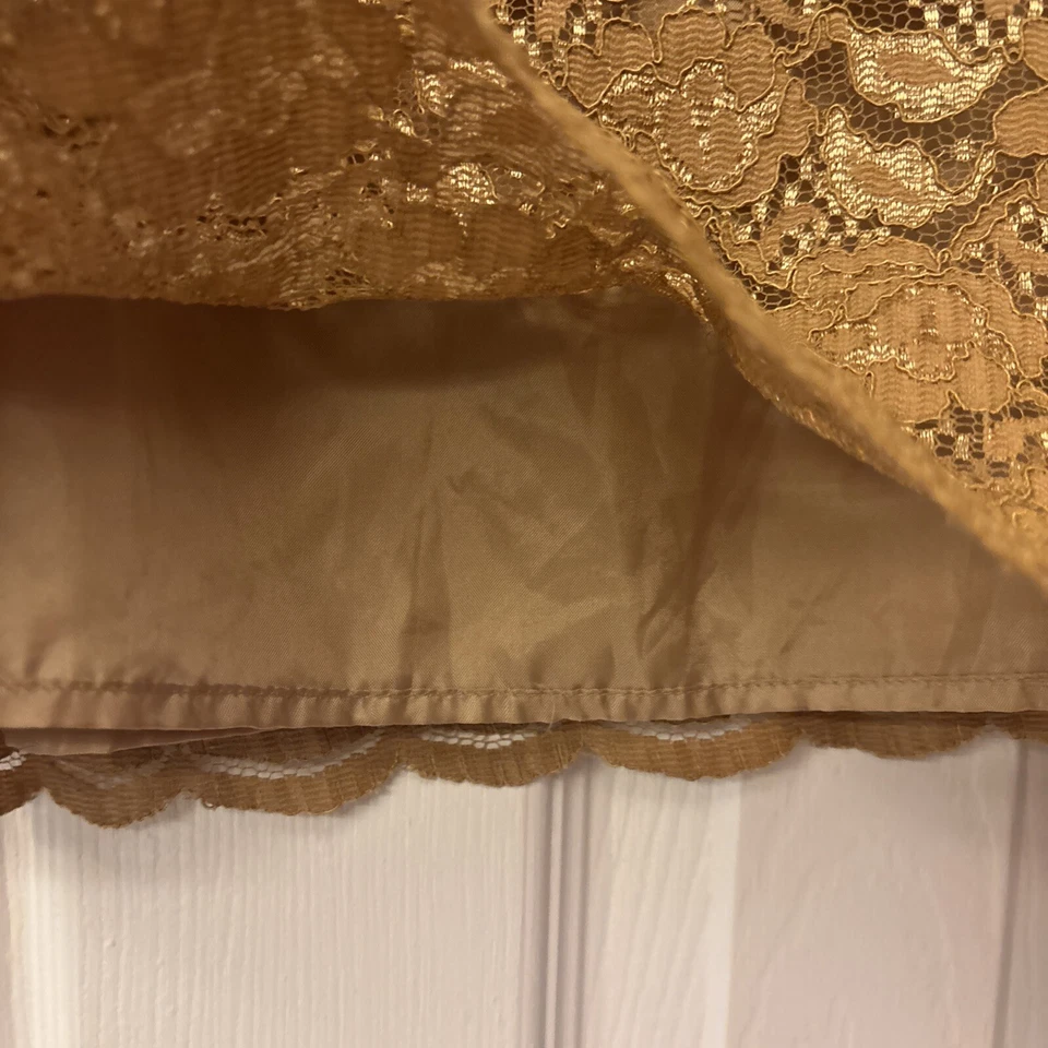 Blusa para mujer KAREN SCOTT de encaje sin mangas pequeña grande. Encaje floral dorado. Foto 4 de 4