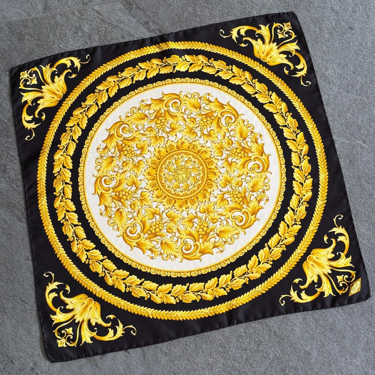 Gianni Versace 919 Elegee シルク100% スカーフ Gianni Versace 919 Elegee シルク100% スカーフ Gianni Versace