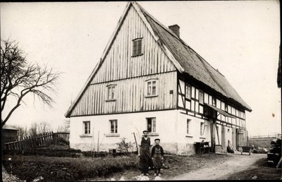 Foto Ak Radeberg in Sachsen, Junge und Mann vor einem Fachwerkhaus - 3390978