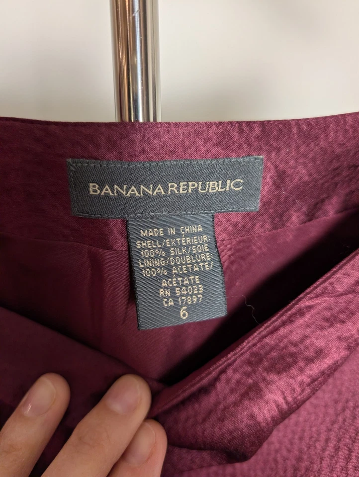 banana republic 100% silk midi skirt, burgundy red with floral , size 6 - Image 3 of 3
