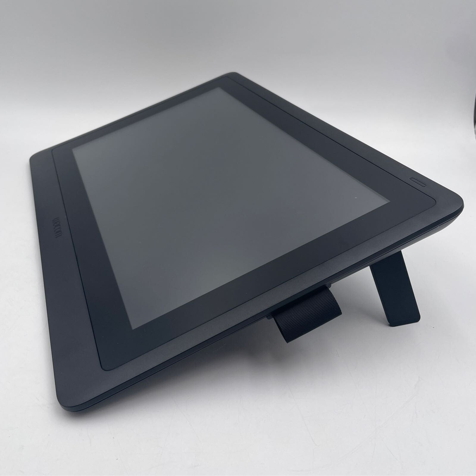 Cintiq 16 Drawing Tablet with Screen Pen DTK1660K0A Black