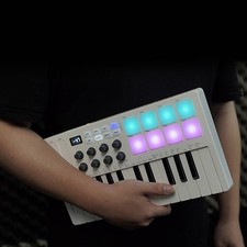 For 25 Key MIDI Control Keyboard With 8 Beat Pads