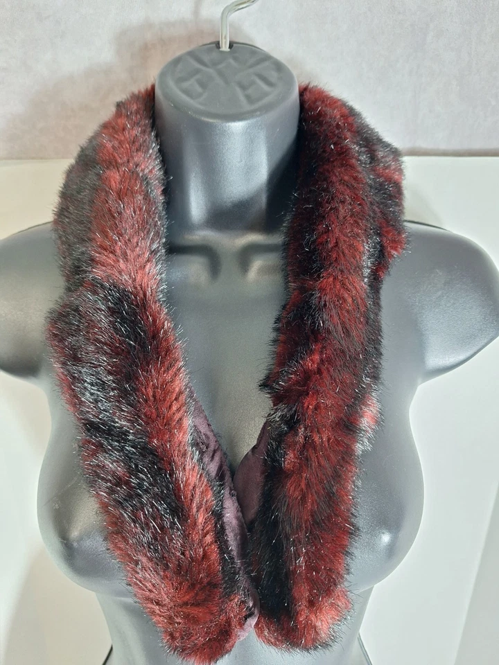 De colección Años 80 Imitación Piel Cuello Envoltura Borgoña y Negro Cierre Botón Mob Esposa Dinero Antiguo Foto 2 de 4