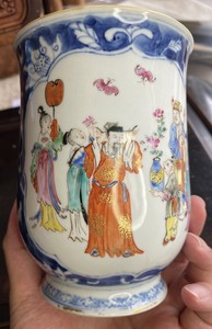 A large 18th century Qianlong period Chinese mug