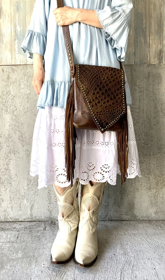 Bandolera Paige de cuero Western Couture marrón con flecos con manchas de pátina turquesa Foto 4 de 4