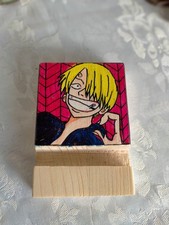 Reggitelefono SomniaLab con Sanji dipinto e lavorato mano su legno riciclato 