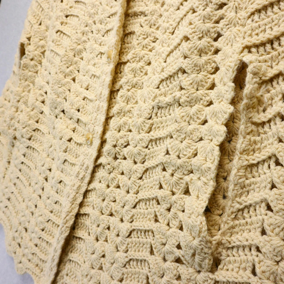 Poncho con capa de ganchillo hecho a mano para mujer talla única crema botón dobladillo festoneado delantero Foto 4 de 4