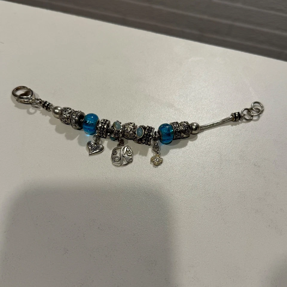 Pulsera Charm Tono Plata con Cuentas Azules y Detalle Corazón Joyería Mujer Foto 2 de 4