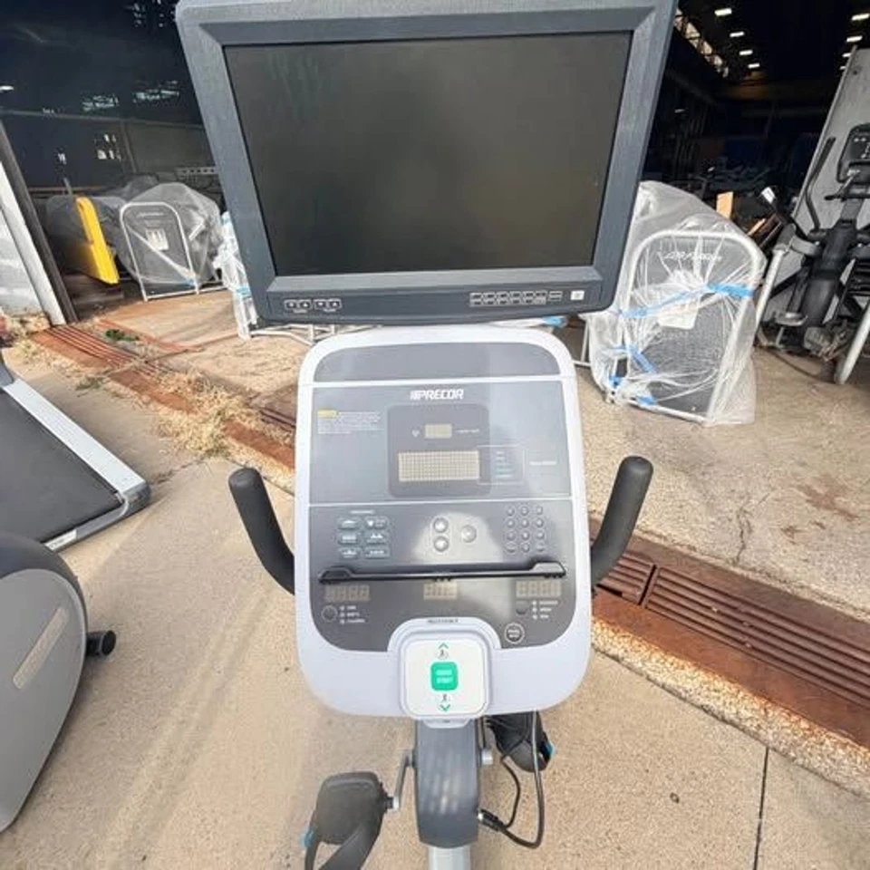 Precor RBK615 Bicicleta Estacionaria Vertical Bicicleta de Ejercicio Asiento Flexible Aire Consola de TV Foto 4 de 4