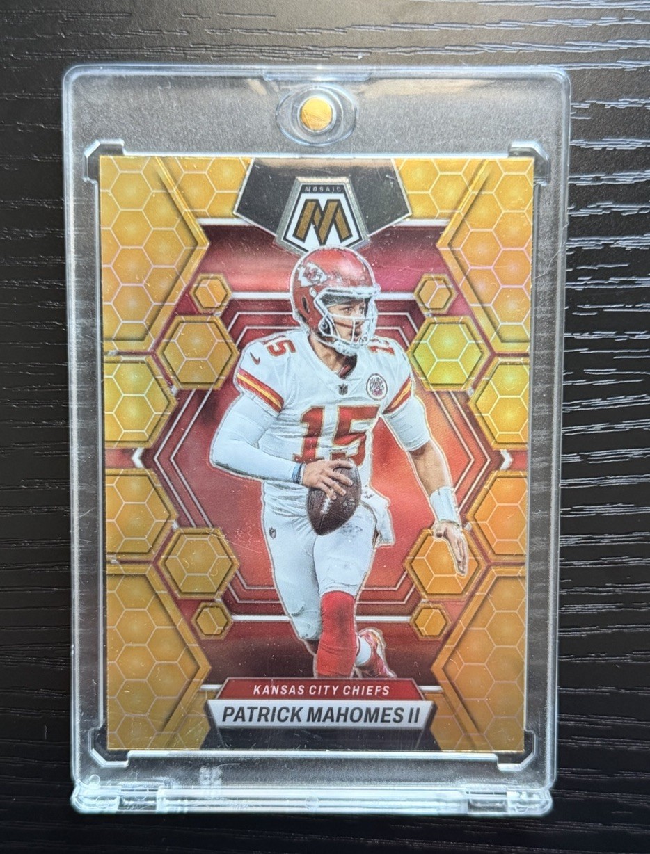 2023 Panini Mosaic - Patrick Mahomes II #109 Honeycomb Prizm CASE HIT